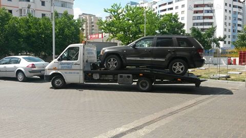 Platformă auto cu lift — tractare mașină accidentată Iași