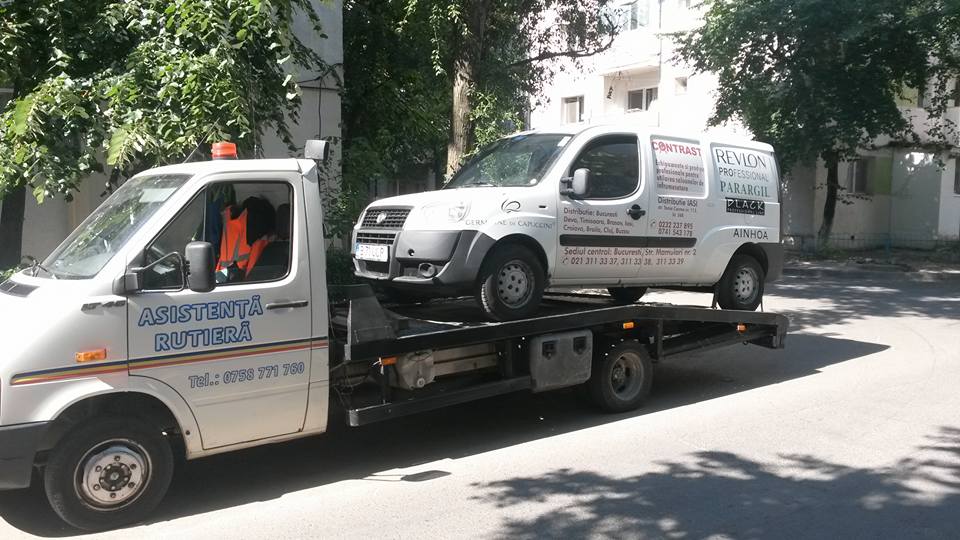 Platformă auto cu mașină încărcată — livrare service Iași